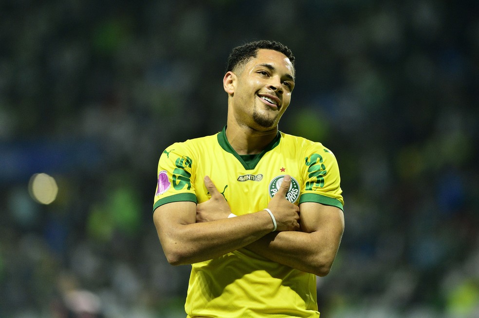 Vitor Roque comemorando gol pelo Palmeiras contra o Bragantino em partida do Brasileirão 2025.