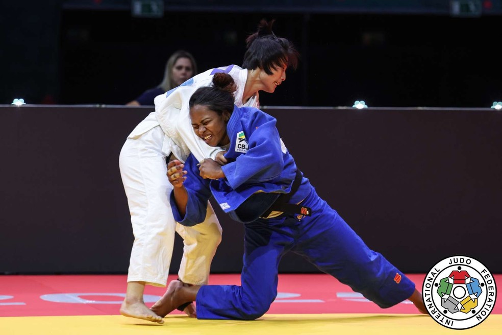 Nauana Silva, de azul, aplica golpe durante o Mundial de judô, em Budapeste — Foto: Emanuele Di Feliciantonio/IJF