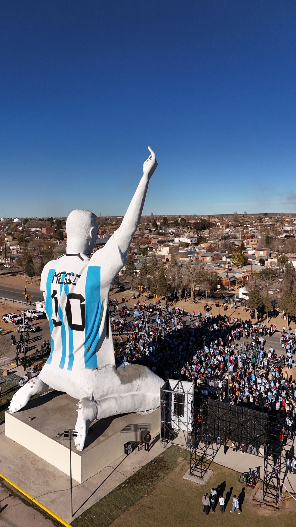 Cidade na Argentina inaugura estátua de Lionel Messi — Foto: Carlos Martinez/via Reuters
