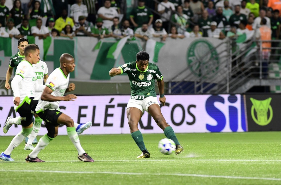 Palmeiras x América-MG, chute de Endrick para abrir o placar — Foto: Marcos Ribolli