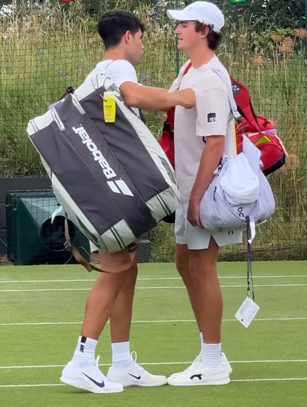 João Fonseca e Alcaraz se cumprimentam antes de treino em Wimbledon — Foto: Reprodução
