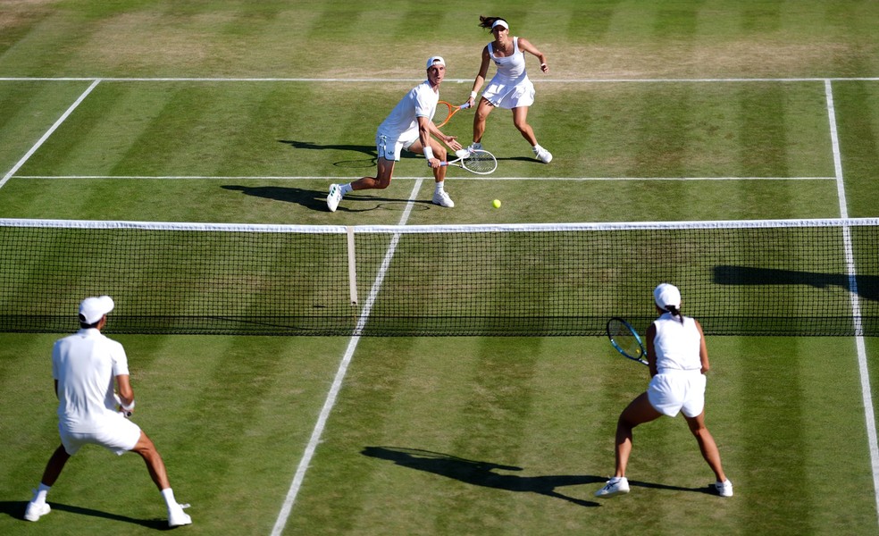 Luisa Stefani e Joe Salisbury na semifinal de duplas mistas de Wimbledon — Foto: Ben Whitley/PA Images via Getty Images