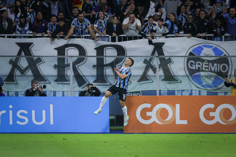 Aravena comemora gol do Grêmio