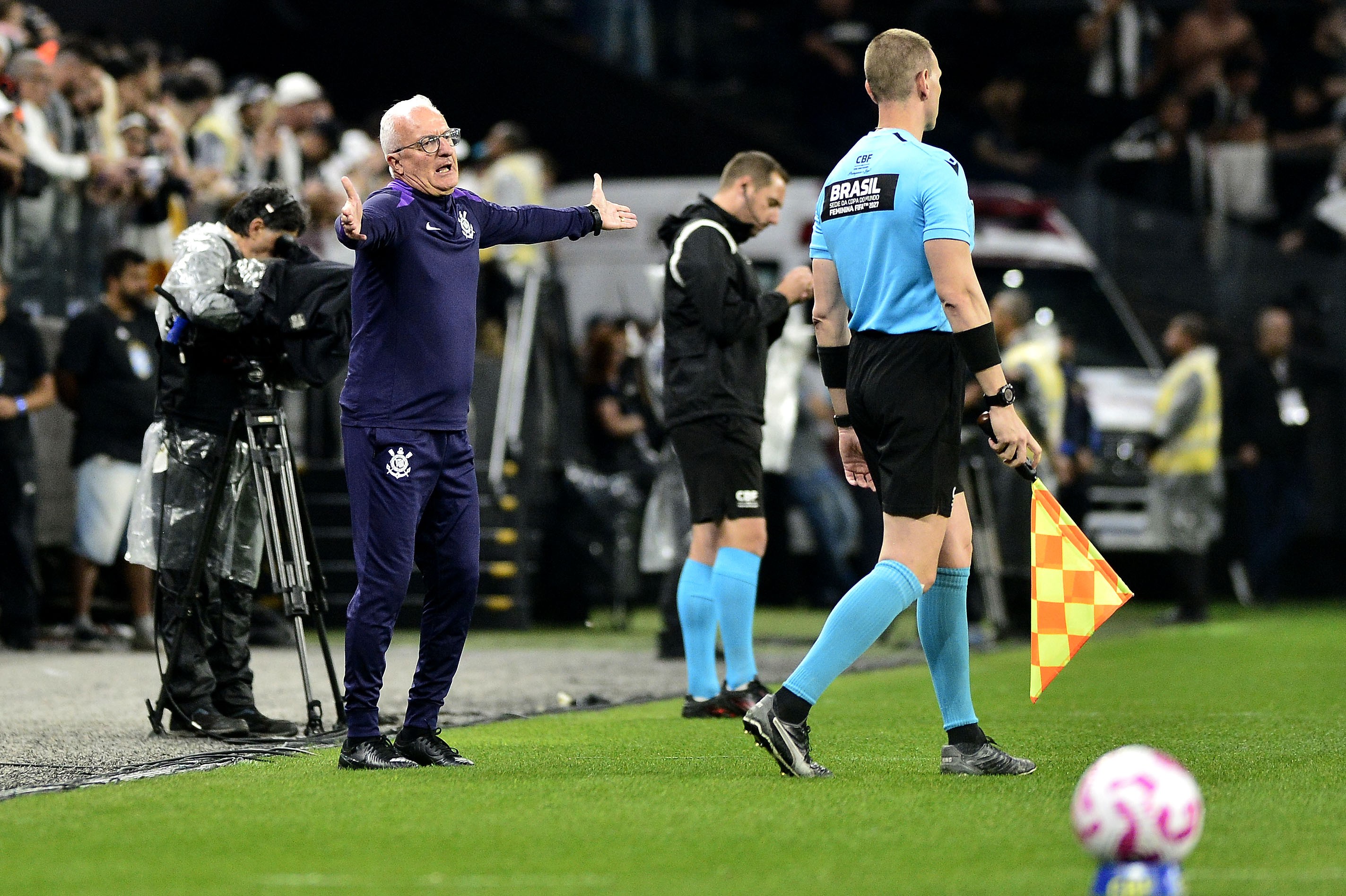 Dorival vê Corinthians merecedor de vitória e admite interferência da política: 