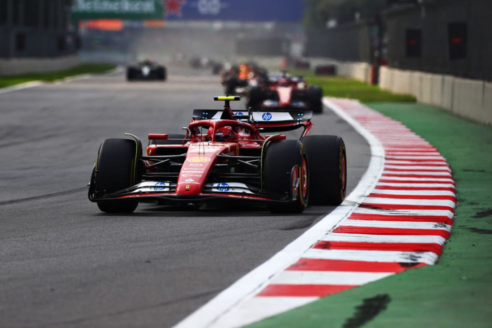 Carlos Sainz lidera GP do México da F1 em 2024 — Foto: Peter Fox - Formula 1/Formula 1 via Getty Images