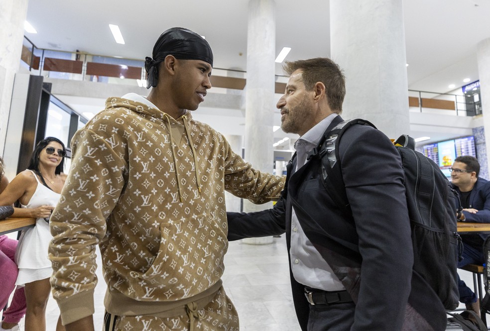 Andrey Santos e Ramon Menezes no desembarque da seleção brasileira pré-olímpica — Foto: Joilson Marconne/CBF