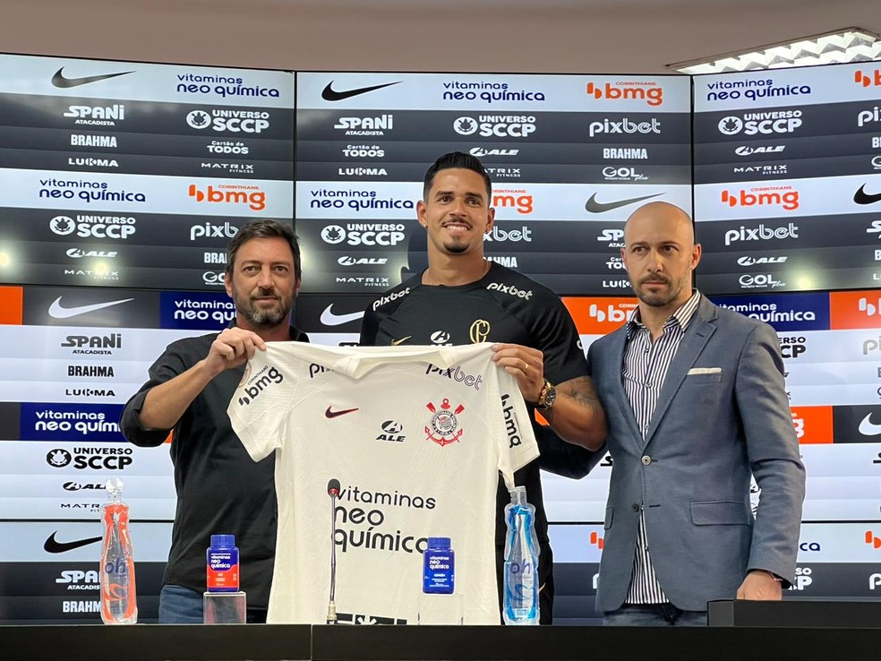 Lucas Veríssimo foi apresentado no Corinthians em 28 de julho — Foto: Yago Rudá