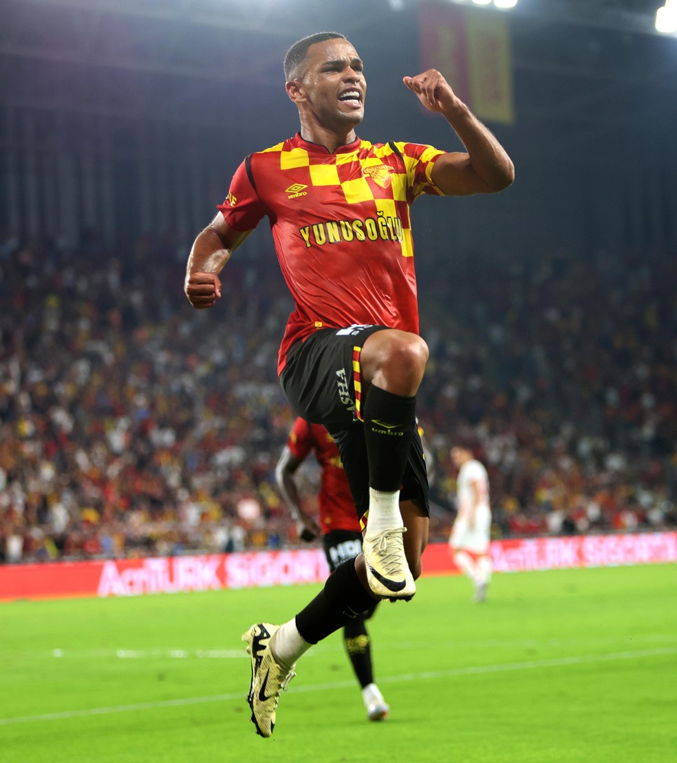 Juan comemora seu gol pelo Goztepe, da Turquia