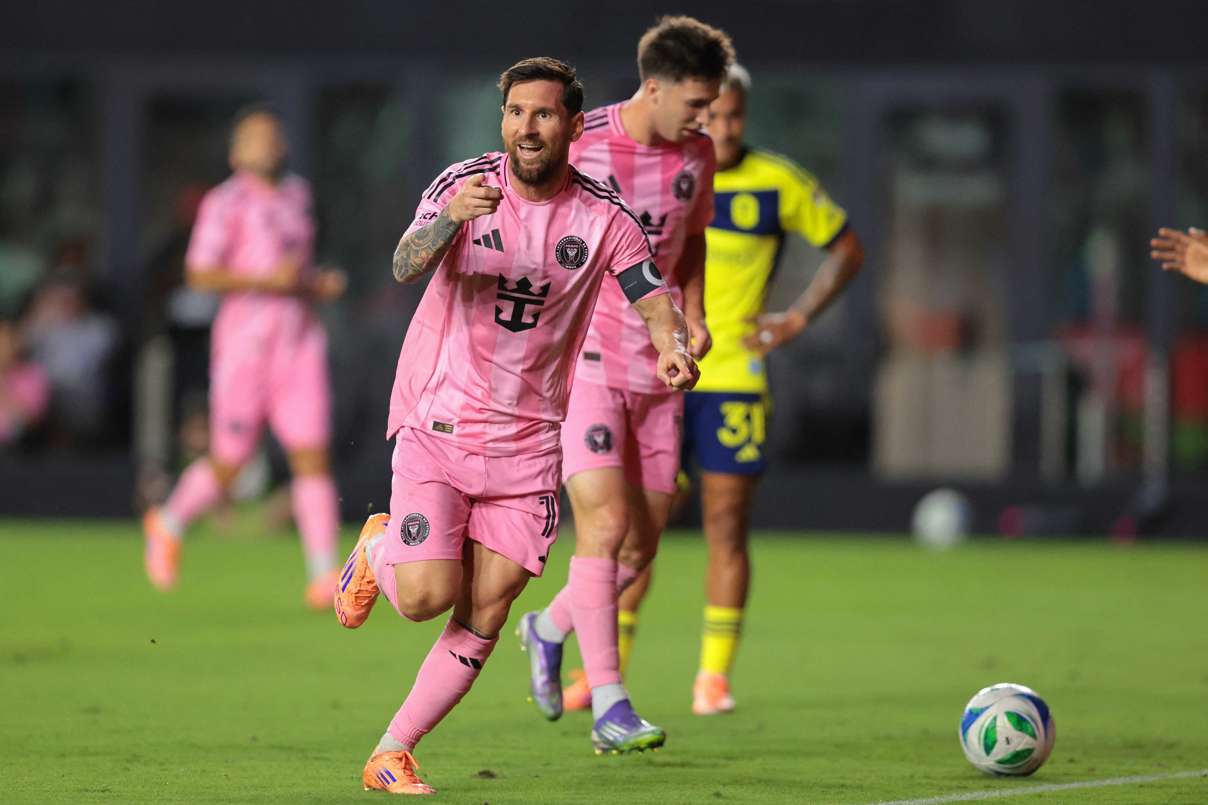 Com dois gols de Messi, Inter Miami abre playoffs da MLS com vitória ...