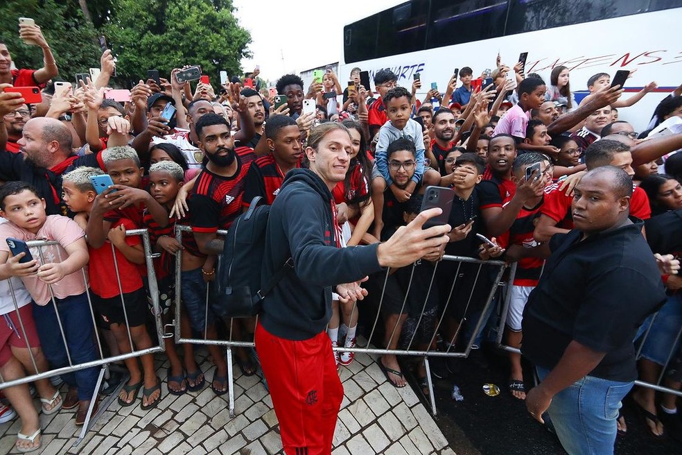Filipe Luís tira fotos com torcedores do Flamengo — Foto: Gilvan de Souza /CRF