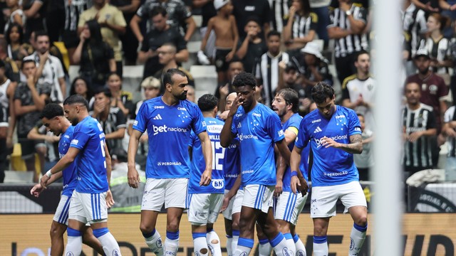 Jogadores do Cruzeiro durante clássico na Arena MRV