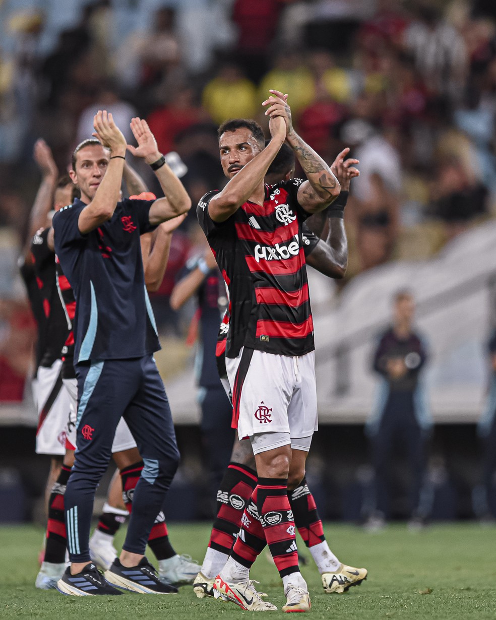 Filipe Luís e jogadores aplaudem torcida do Flamengo após a vitória — Foto: Gilvan de Souza & Paula Reis / CRF