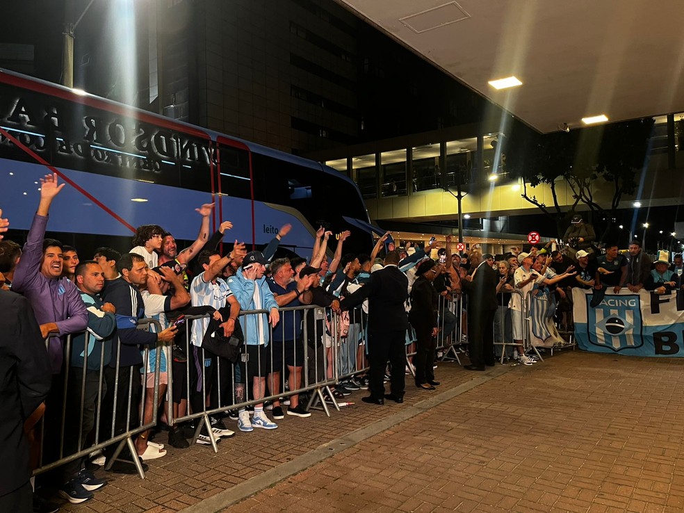 Torcida do Racing recebendo o time em hotel no Rio de Janeiro para semifinal da Libertadores.
