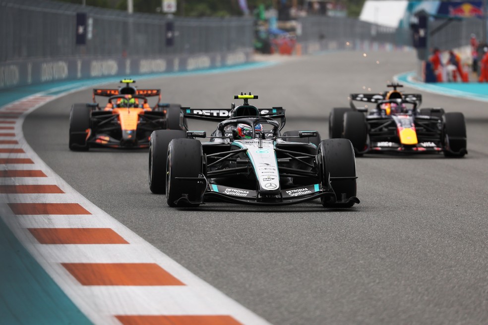 Antonelli, Norris e Verstappen disputam liderança do GP de Miami — Foto: Brett Farmer/LAT Images