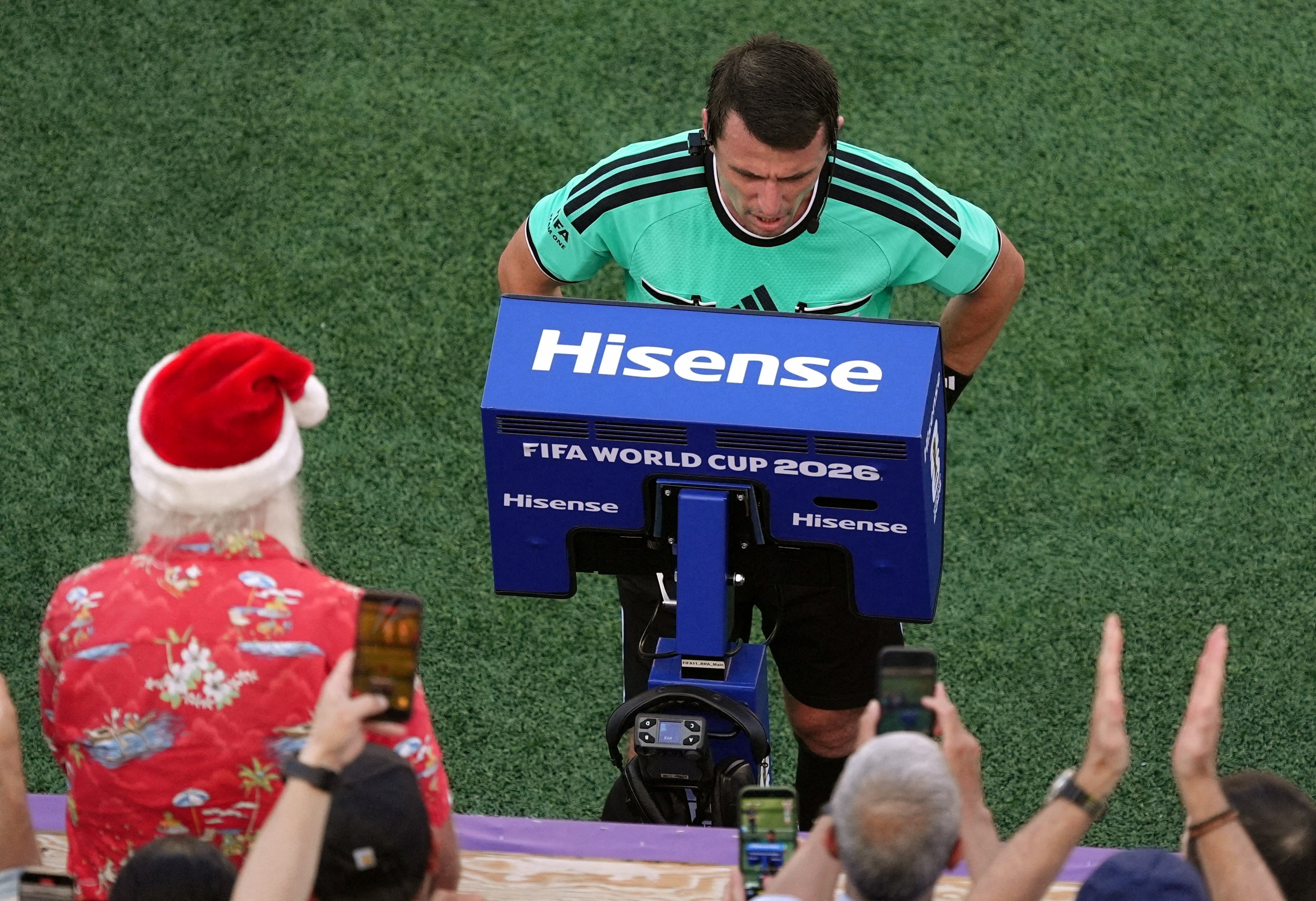 Chefe de arbitragem da Uefa quer menos uso do VAR: "Isto é futebol, não é PlayStation"