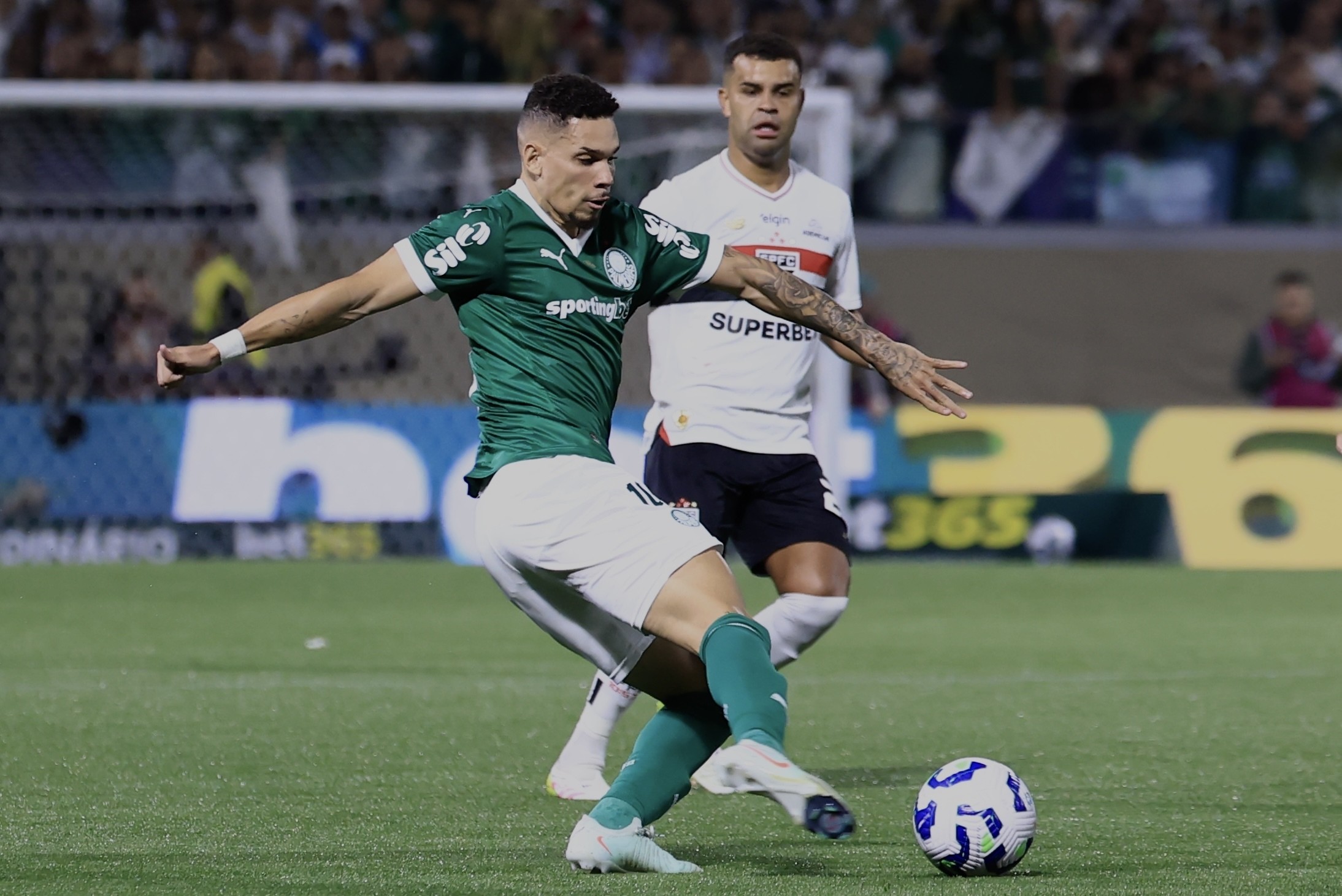 Paulinho assume papel tático fundamental em estreia como titular pelo Palmeiras.