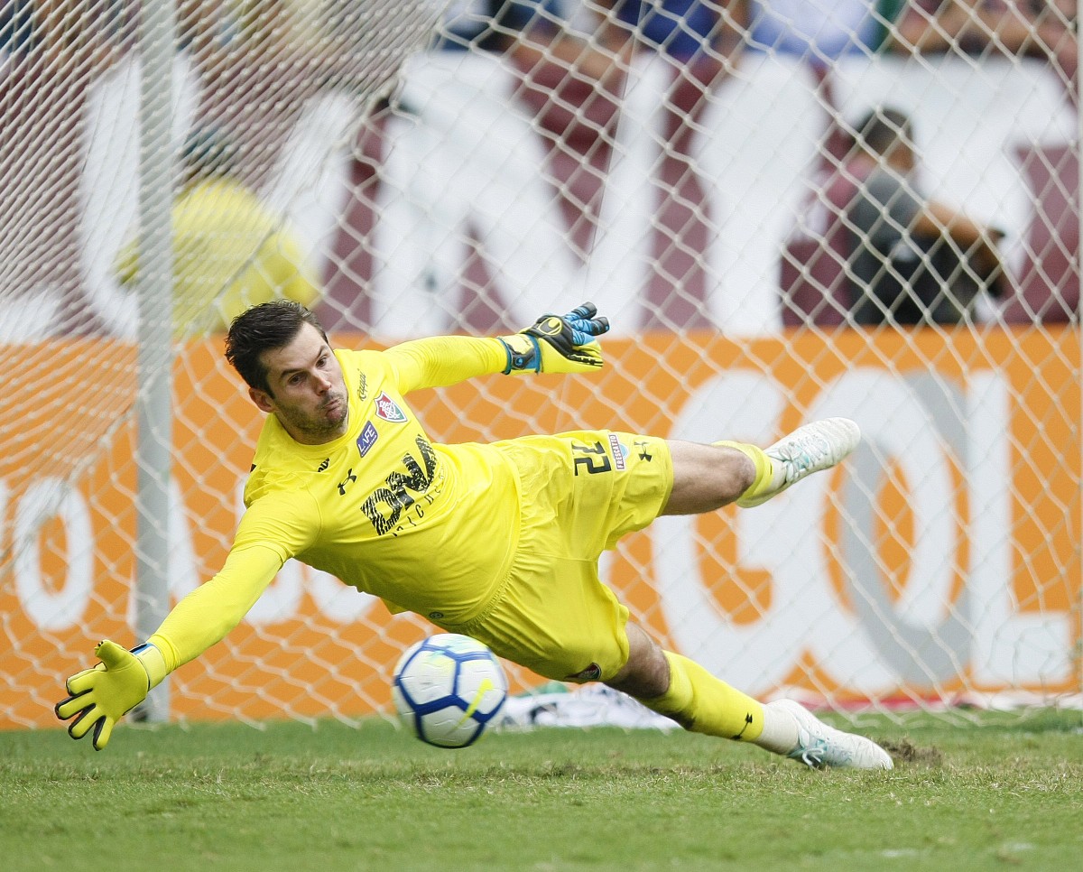 Ainda em negociação com o Fluminense, Júlio César desperta interesse de Grêmio e Athletico