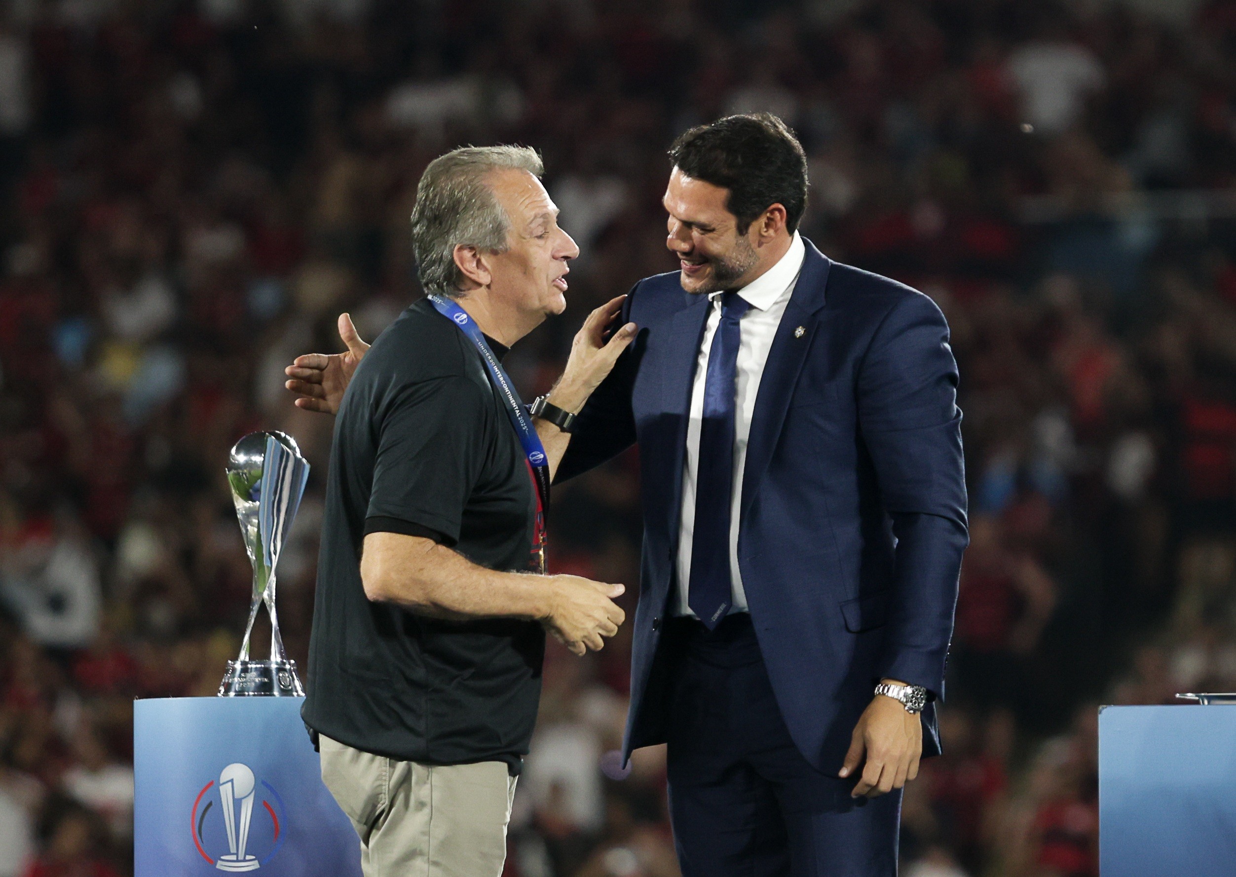 Flamengo celebra aliança entre clubes contra gramados sintéticos: Chega de atrasos!