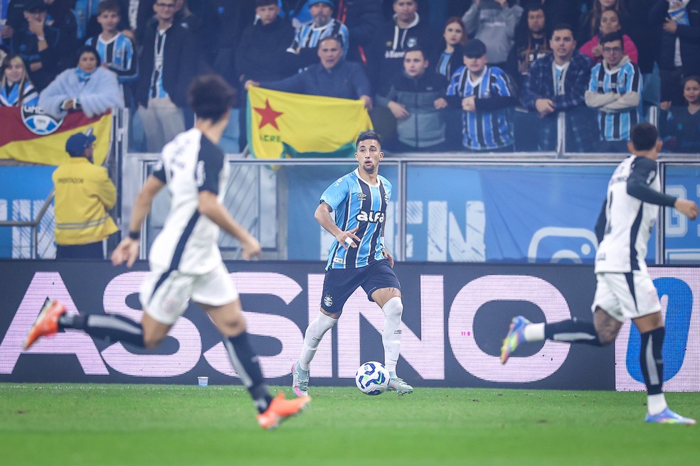 Apesar do atraso, Cristian Olivera foi titular no empate entre Grêmio e Corinthians, mas saiu lesionado no primeiro tempo — Foto: Lucas Uebel / Grêmio Divulgação