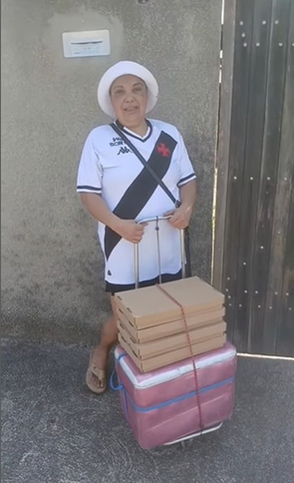 Dona Monalisa foi agredida no clássico entre Flamengo x Vasco enquanto trabalhava — Foto: Reprodução