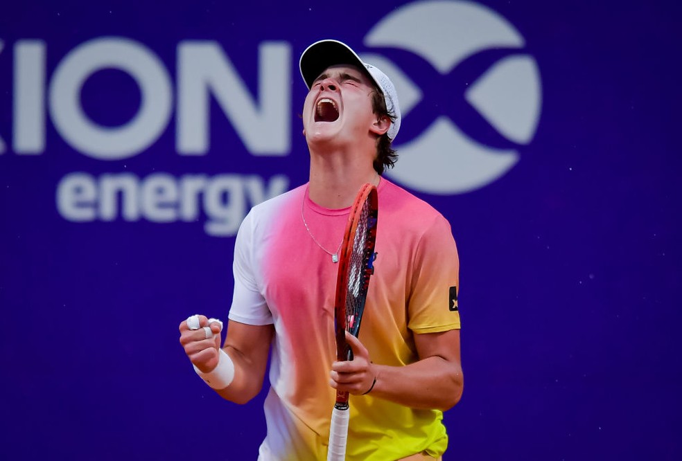 João Fonseca vence Mariano Navone e vai às semis em Buenos Aires — Foto: Marcelo Endelli/Getty Images