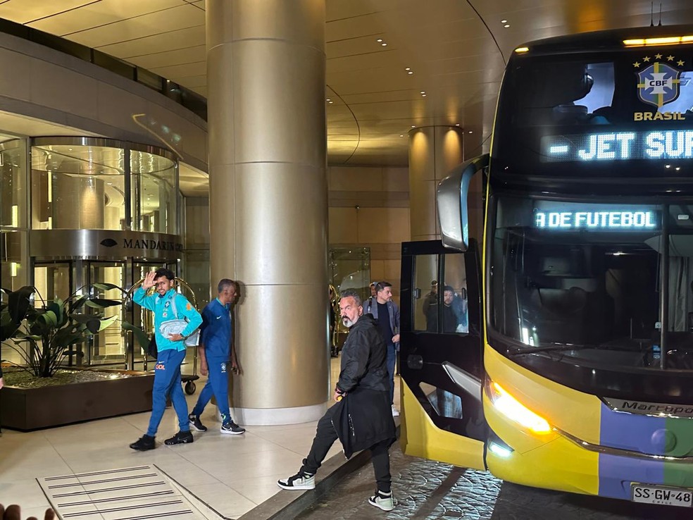 Seleção brasileira chega a Santiago para enfrentar o Chile — Foto: Bruno Cassucci
