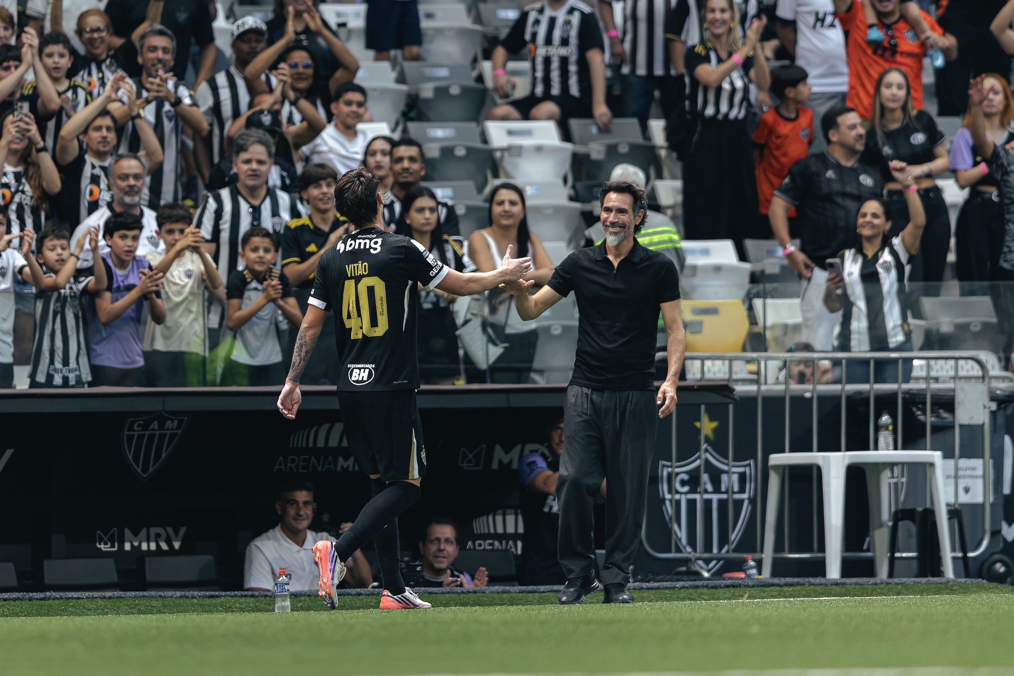 Zagueiro do Atlético-MG comenta relação com Domínguez, e família celebra gol em Fábio: "É mais gostoso"