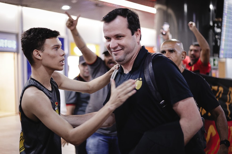 Técnico do Sport, Daniel Paulista, é recebido por torcedores após primeira vitória no Brasileiro — Foto: Paulo Paiva/SCR