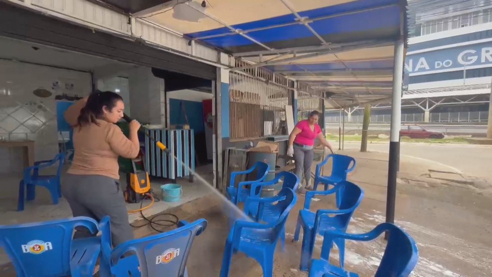 Limpeza de bar nos arredores da Arena do Grêmio