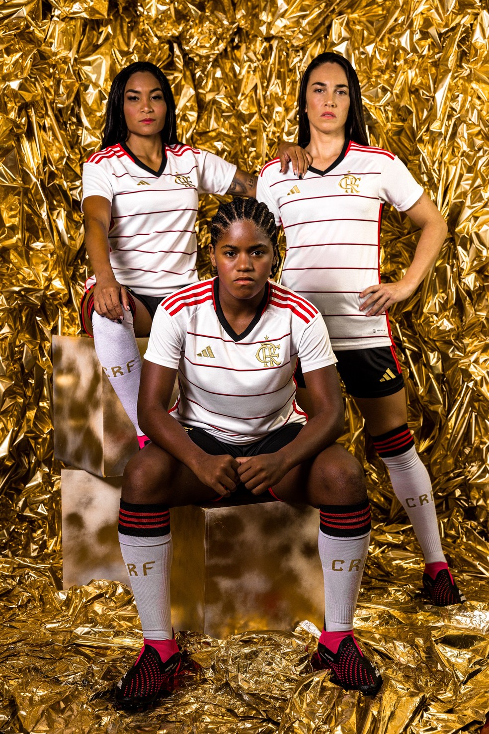 Thaís Regina (esquerda), Agustina e Kaylaine Jr (agachada) foram as modelos do Flamengo para lançar a camisa 2 — Foto: Divulgação/Adidas