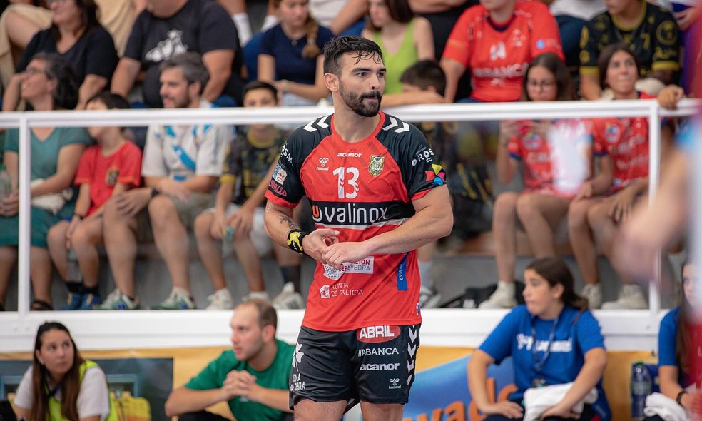 Denys Barros joga atualmente no Atlético Novás, da Espanha — Foto: @XoelGil