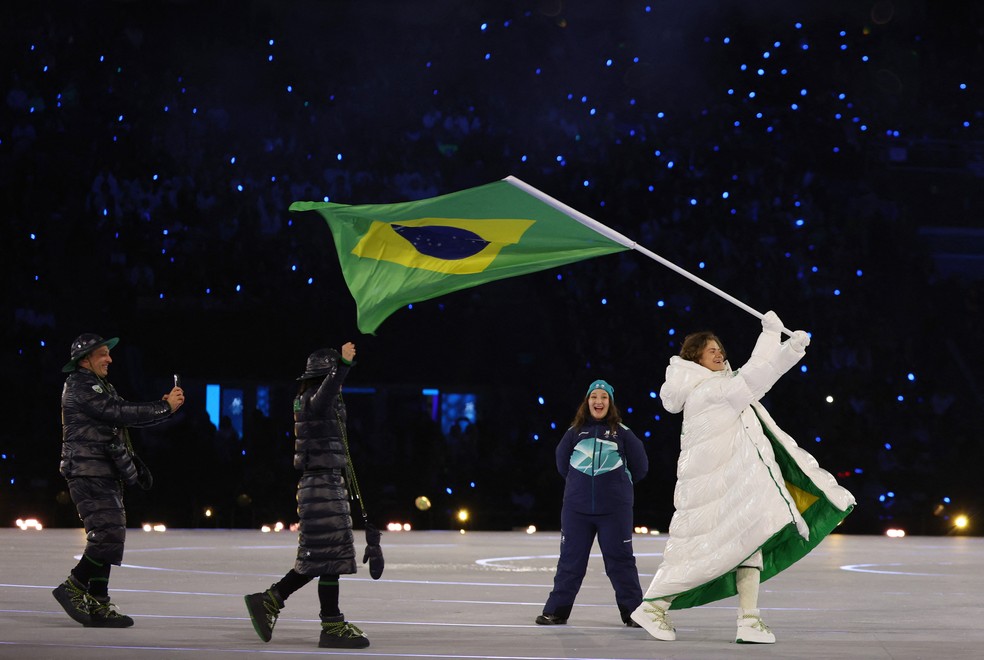 Lucas Pinheiro com a bandeira brasileira no desfile de delegações — Foto: Yara Nardi/Reuters