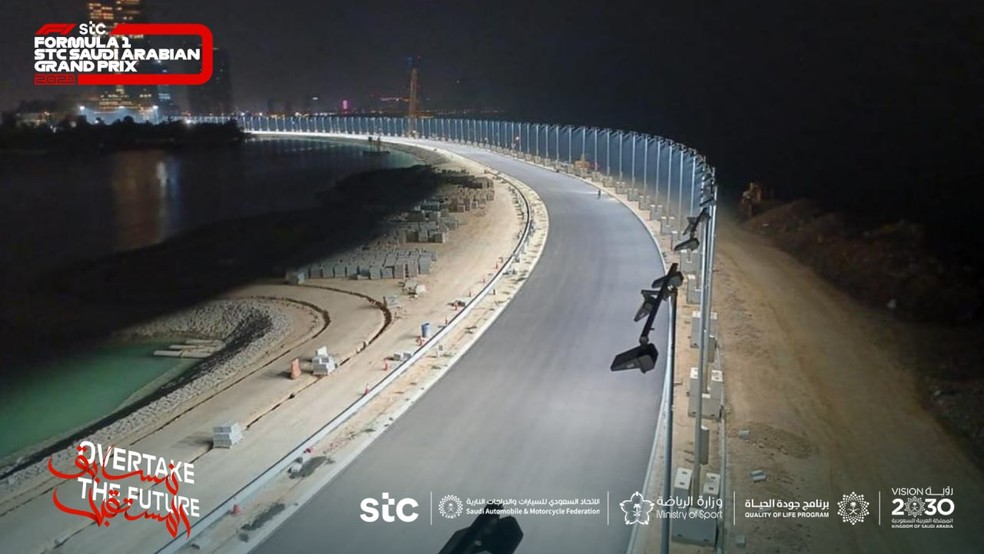 Corrida de velocidade de carro de corrida de rua noturna dupla
