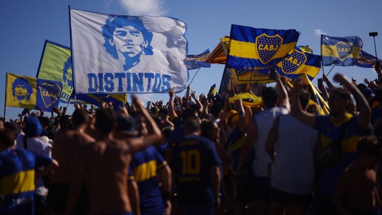 Torcida do Boca "invade" praia em Miami e faz festa antes da estreia na Copa de Clubes; veja fotos - Centenas de xeneizes estiveram presentes com bandeiras e posaram para fotos dentro do mar