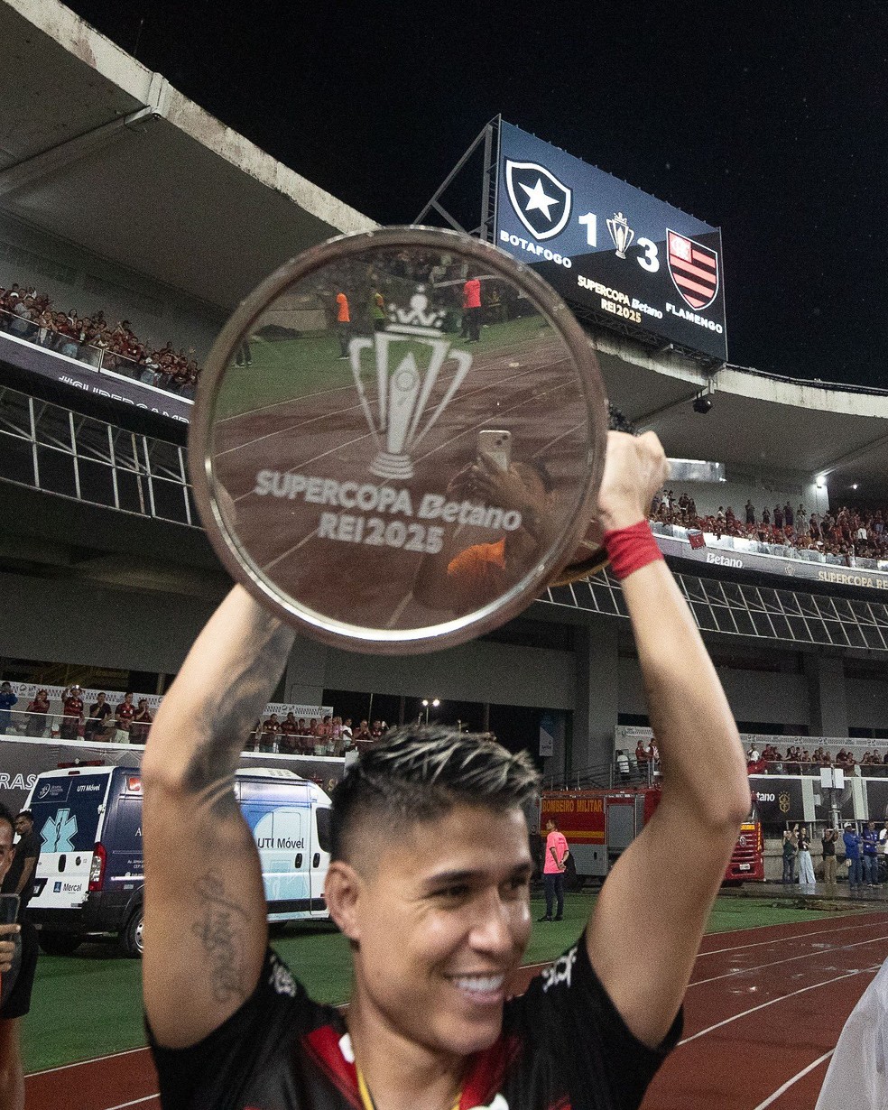 Luiz Araújo comemora título da Supercopa pelo Flamengo