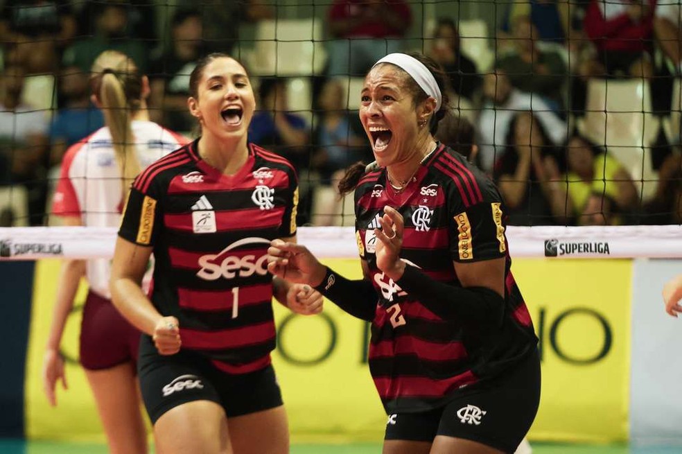 Vivian e Simone Lee comemoram ponto durante a vitória diante do Paulistano Barueri — Foto: Mariana Sá/CRF