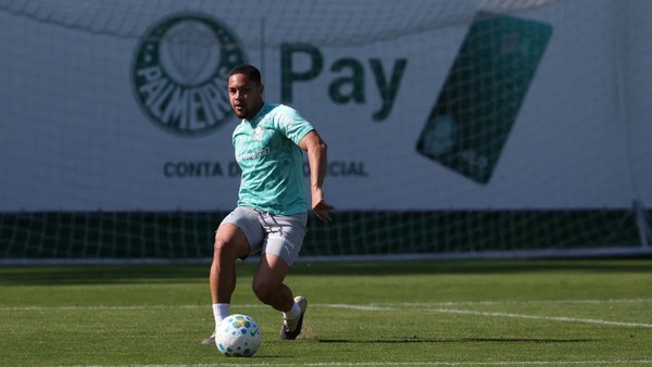 Vitor Roque avança em transição física e se aproxima de retorno aos gramados