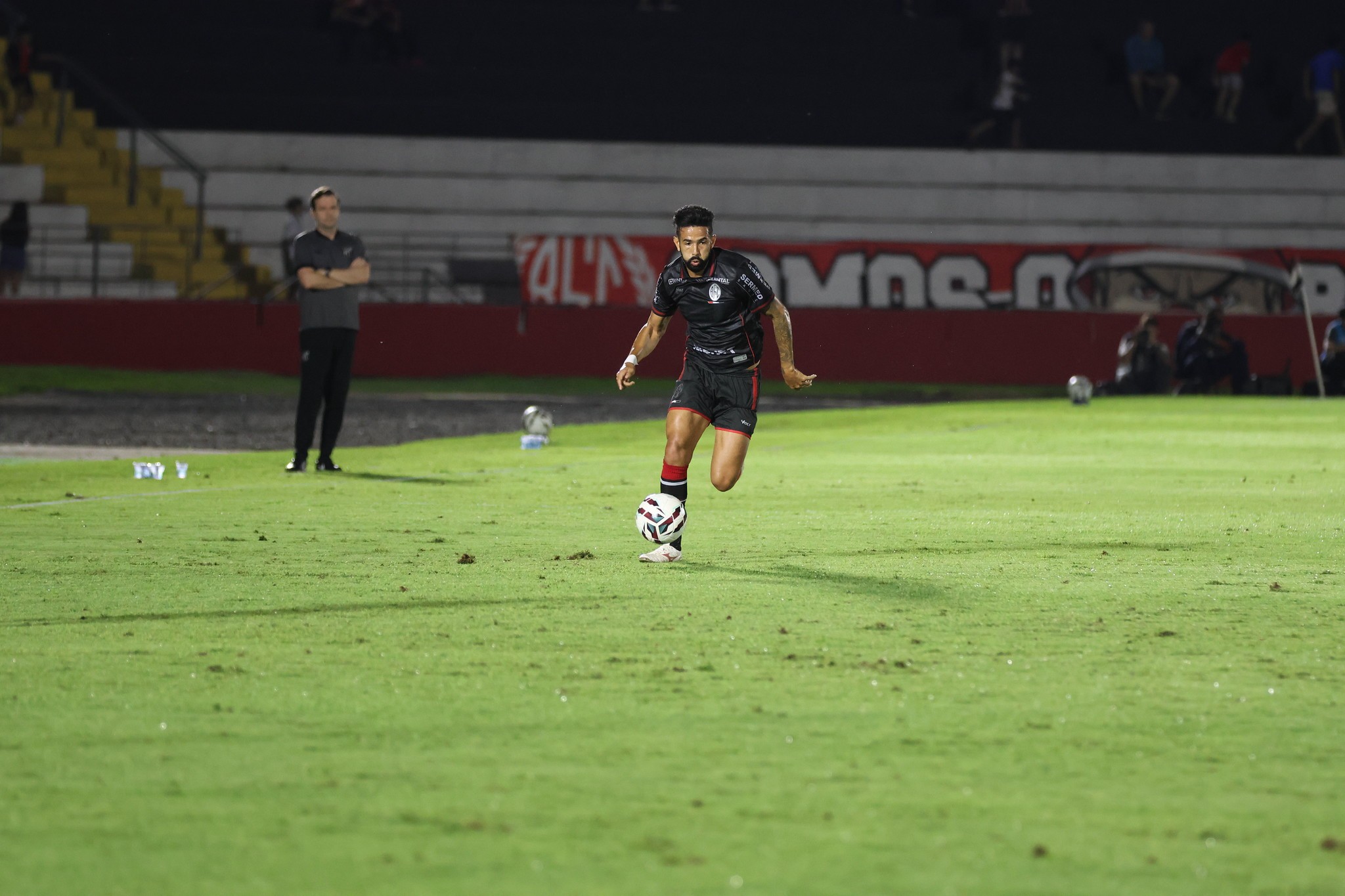 Jonathan chega a 100 jogos na Série B em sequência como titular do Botafogo-SP