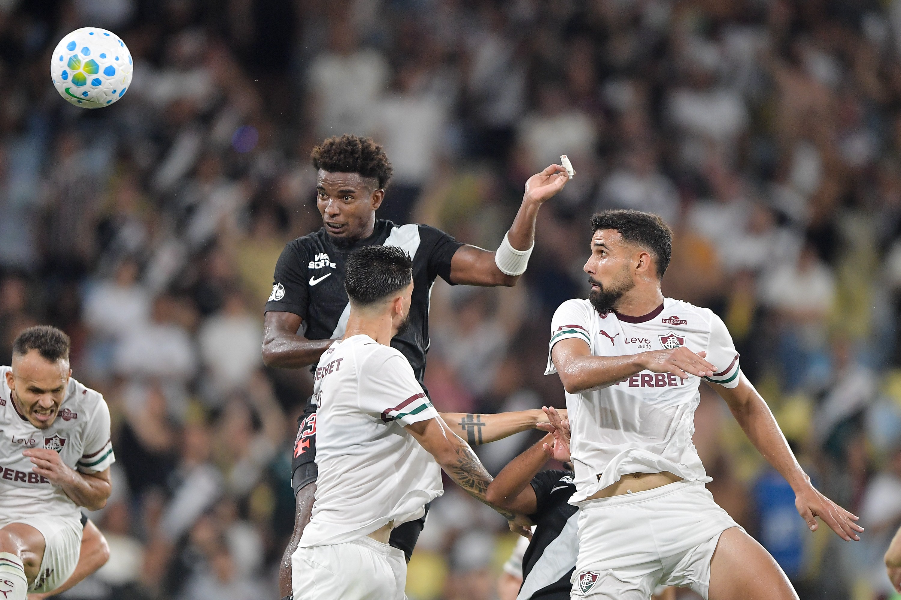 Fluminense perde liderança ao ceder virada ao Vasco em clássico no Maracanã