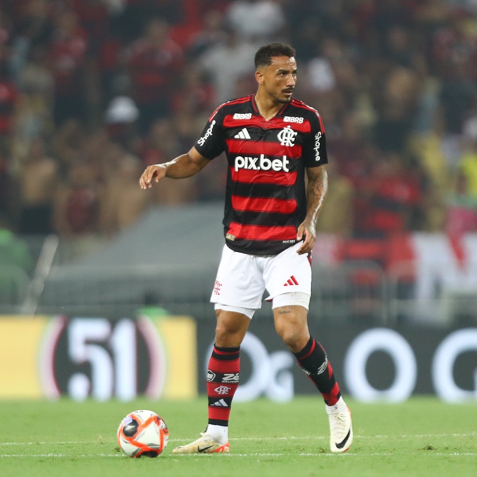 Danilo em a��o em sua estreia pelo Flamengo no Maracan� � Foto: Gilvan de Souza / CRF