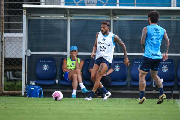 Grêmio inicia treinos na Data Fifa com Renato e reforço de jovens talentos.