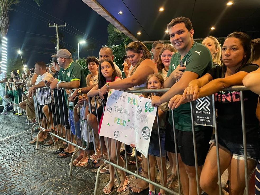 Torcida leva cartazes para receber time do Palmeiras em Fortaleza — Foto: Camila Alves