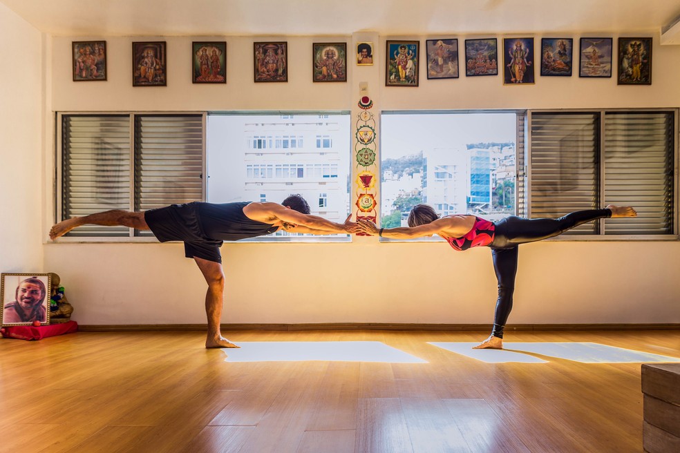 Yoga em dupla  Benefícios para dois