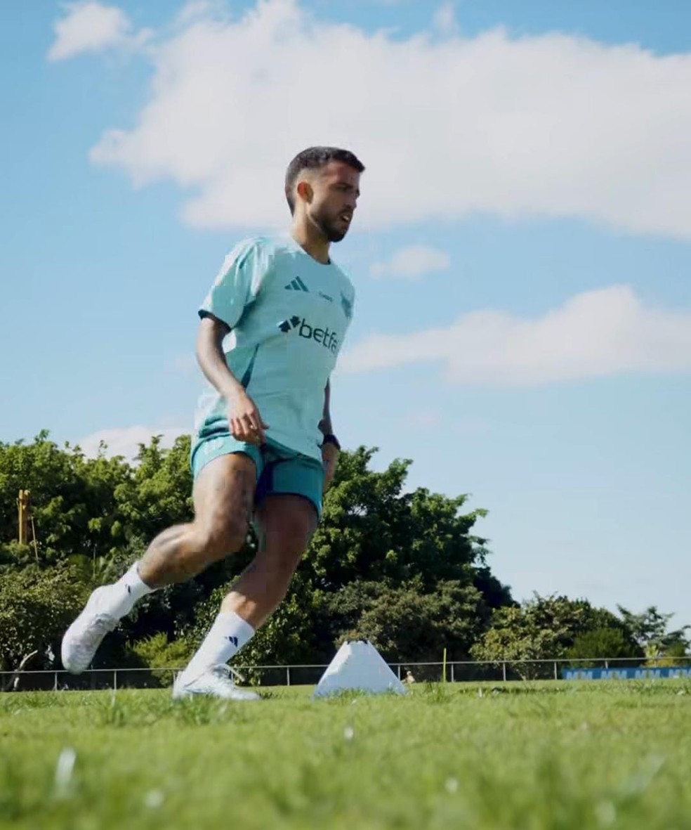 Matheus Henrique em treinamento a parte no Cruzeiro — Foto: Redes sociais