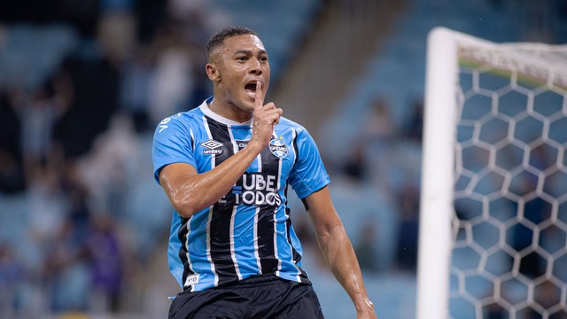 Carlos Vinicius marcou três gols na vitória do Grêmio sobre o Botafogo