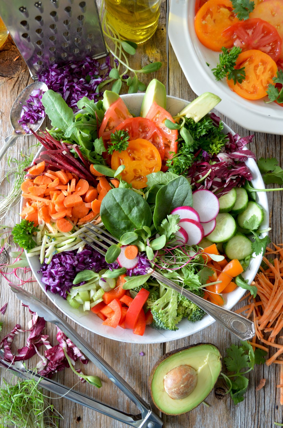 Consuma mais saladas. As fibras vegetais ajudam a diminuir a absorção de colesterol no intestino — Foto: Unsplash