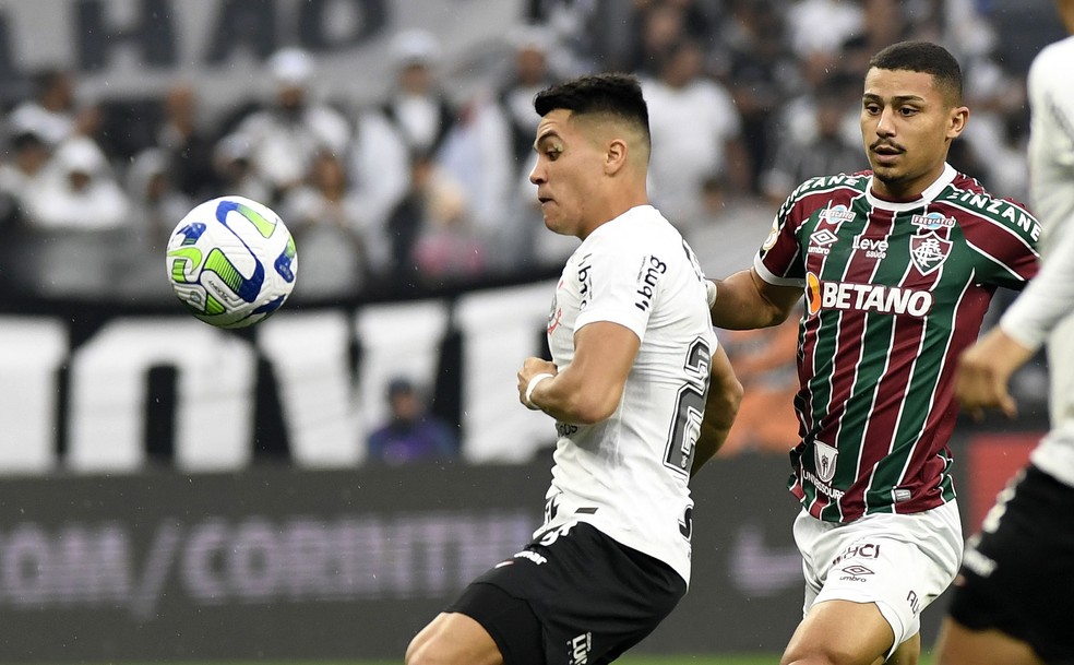 Roni saberá do futuro nas próximas semanas; ele quer ajudar o Corinthians