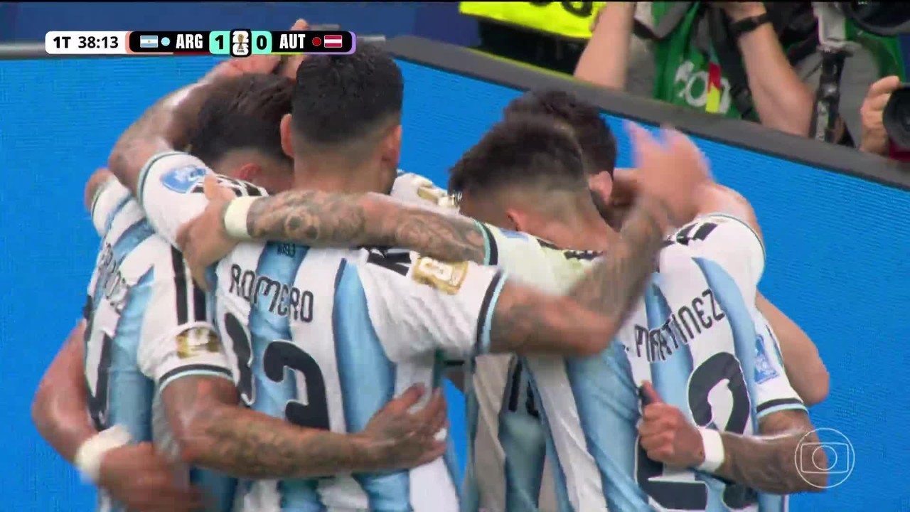 Messi: maior artilheiro das Copas recebe homenagem de Antonela