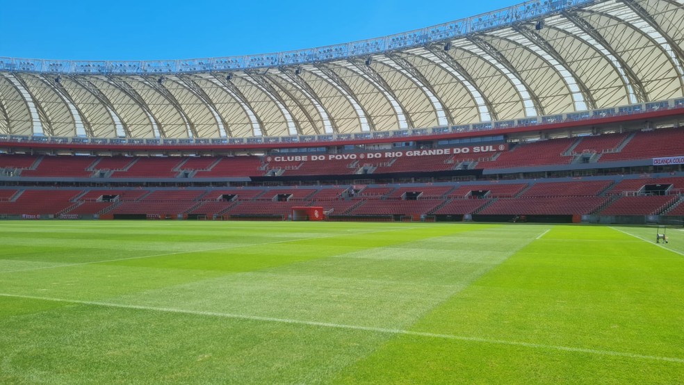 Gramado do Beira-Rio, estádio do Inter, antes de Internacional x Fluminense — Foto: Marcello Neves/ge