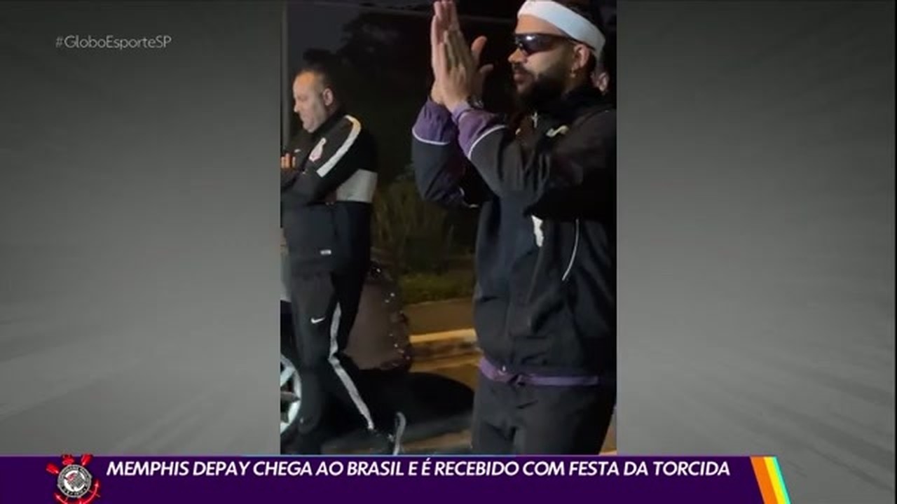 Memphis Depay chega ao Brasil e é recebido com festa da torcida